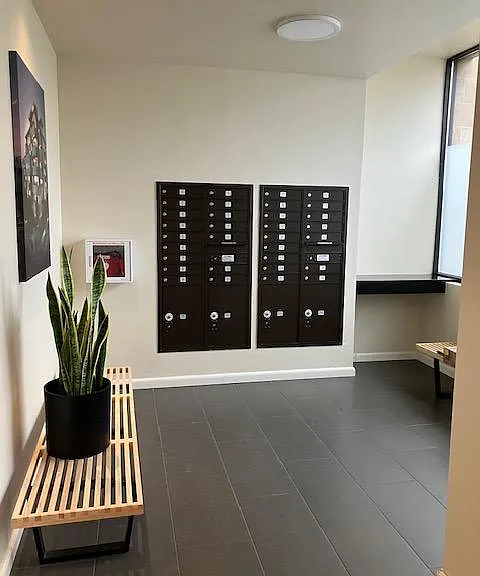 Foyer/Mailbox