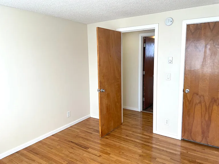 C2402 - Maple Court Apartments — Photo 27