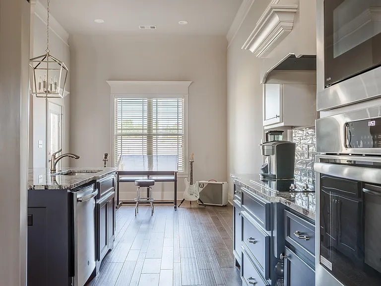 902 Abingdon Cv — Photo 14