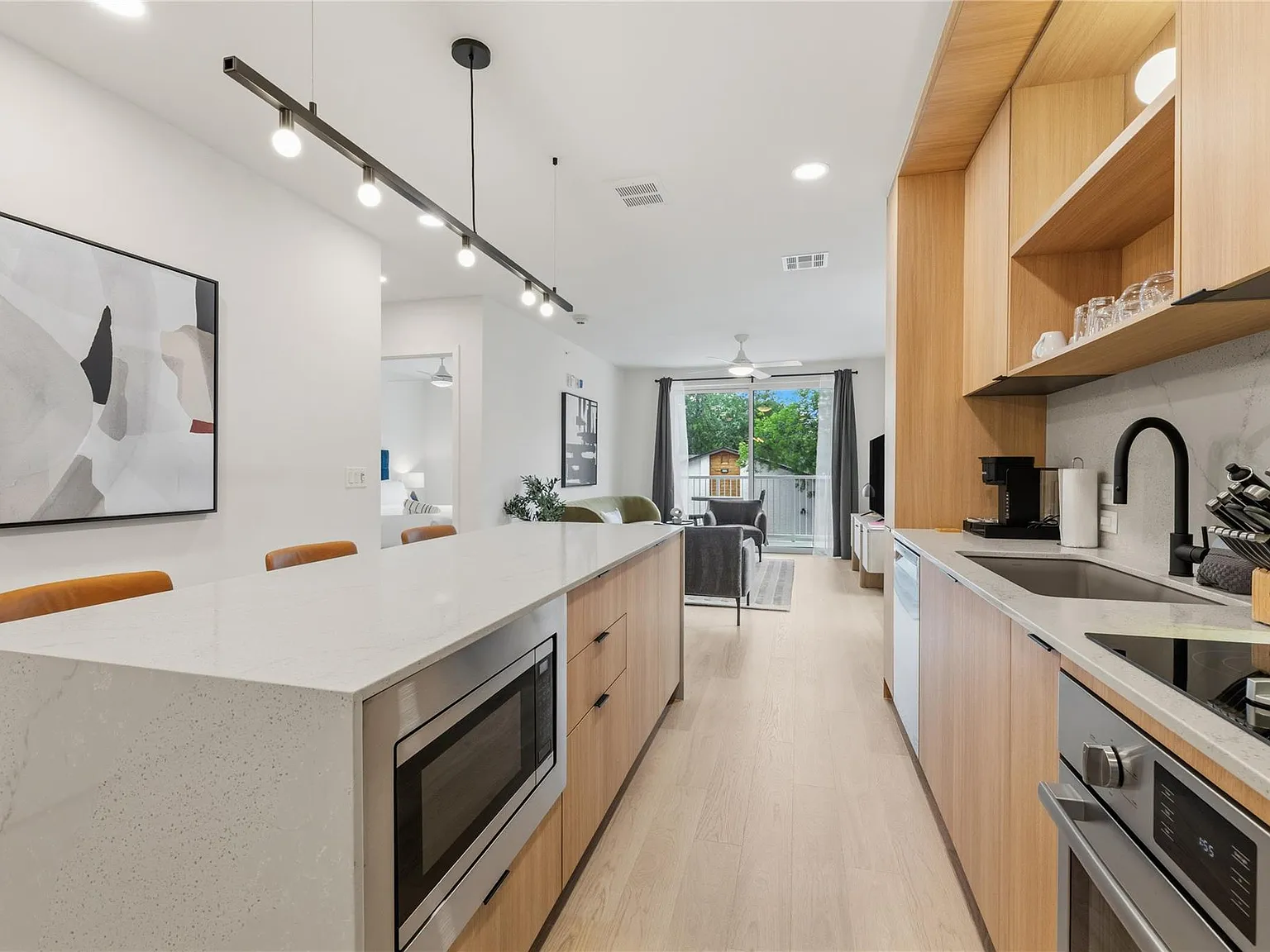 1 bed, 1.0 bath, 741 sqft, $3,000 — Photo 2