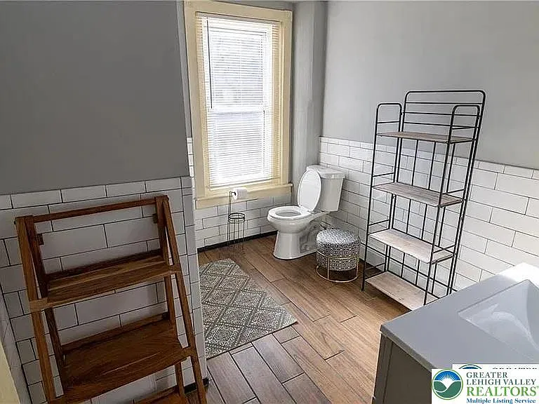 3 bed, 1.0 bath, 1134 sqft, $2,150 — Photo 3