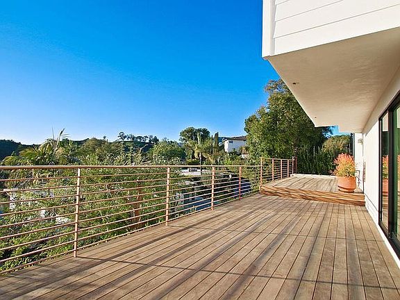 5th image of 2461 Creston Way
