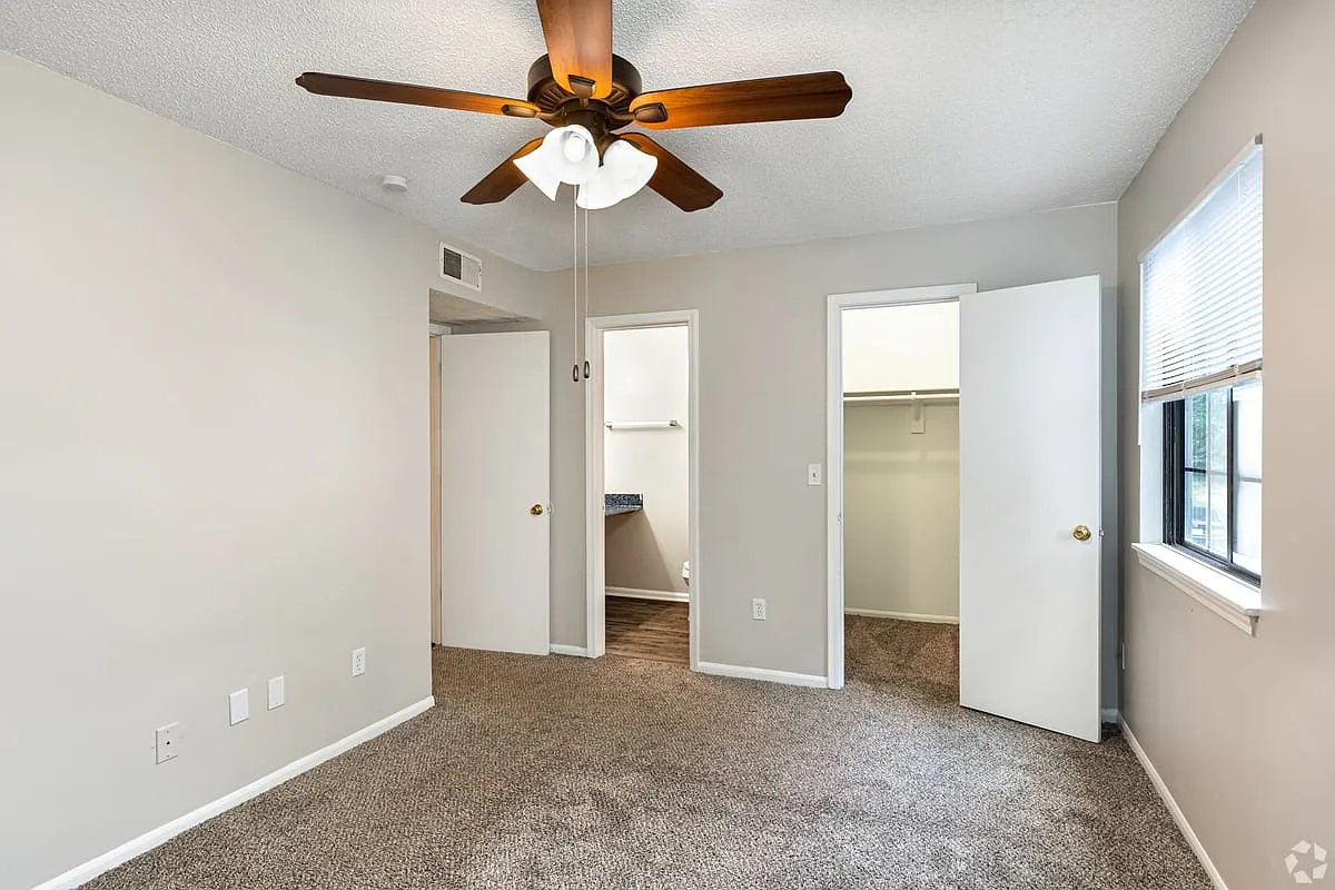 8515 Parallel Pkwy - Unit 8 — Photo 1