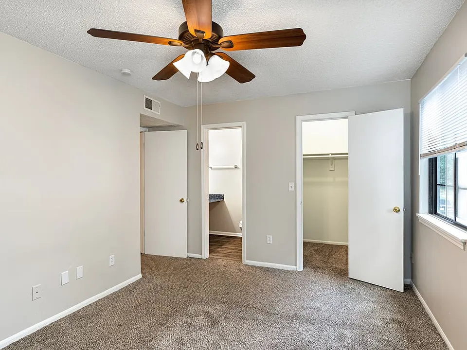 8519 Parallel Pkwy