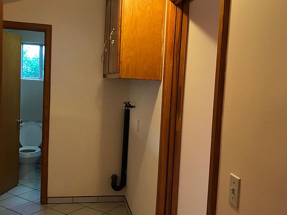 washer/dryer hookups