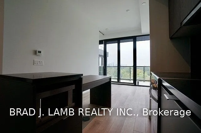 7 Smith Cres #802