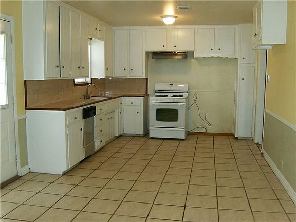 4th image of 824 Elizabeth Dr