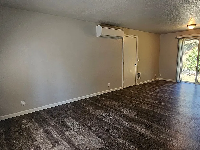 1090 NE Hefley St — Photo 3
