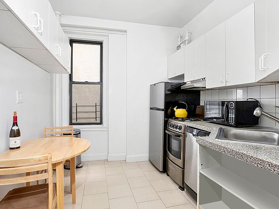 3rd image of 30 W 70th St APT 2E