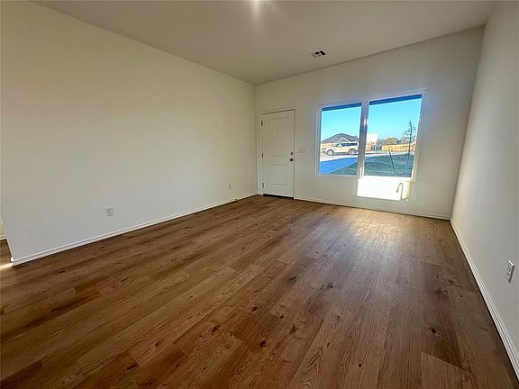 4th image of 43147 Rain Ave