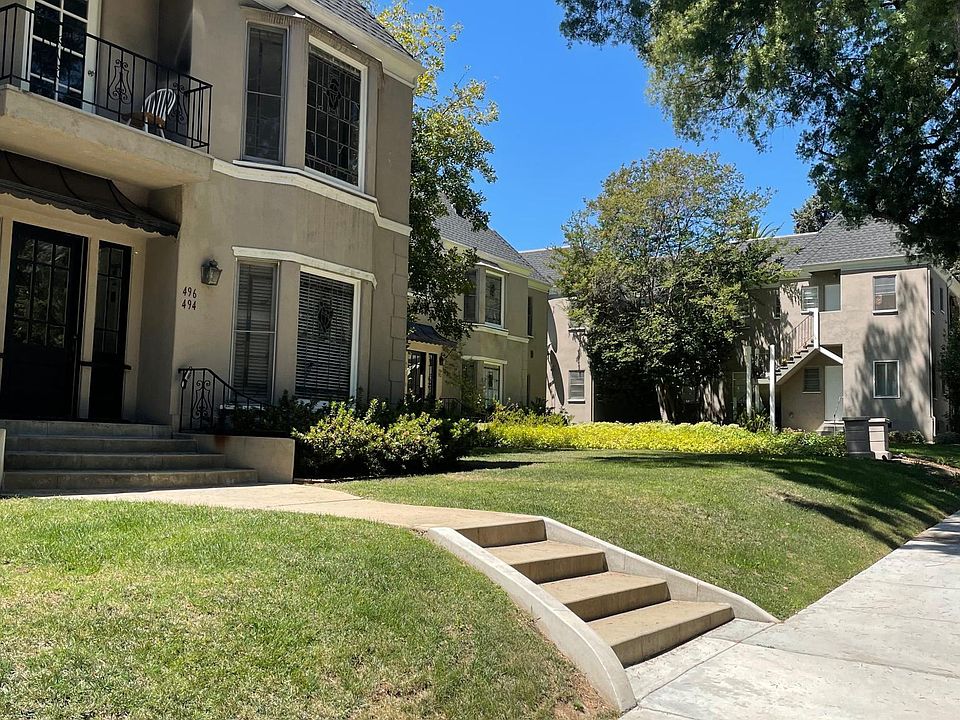Front lawn and landscaping at the enterance to Orange Grove Apargments in Pasadena, CA.