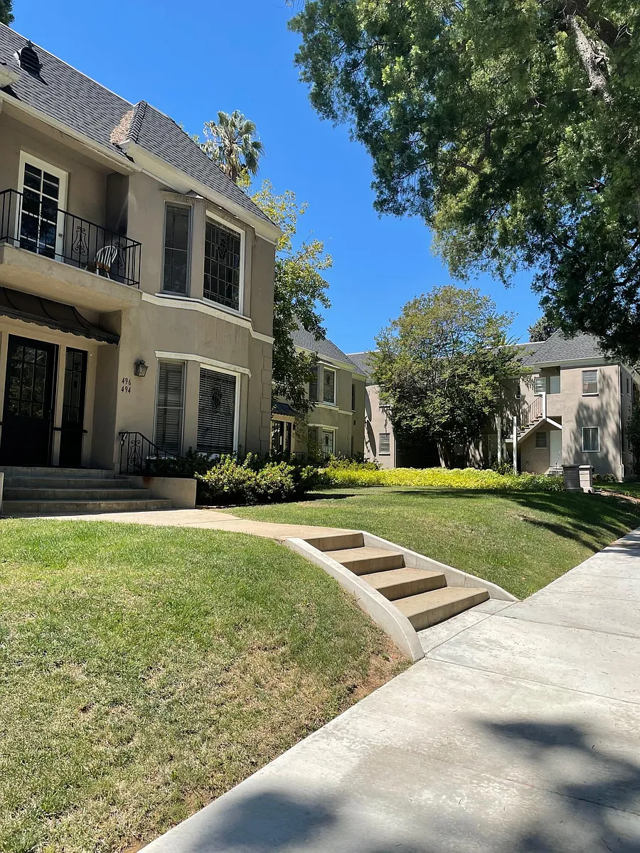 Front lawn and landscaping at the enterance to Orange Grove Apargments in Pasadena, CA. - 150 N Orange Grove Blvd