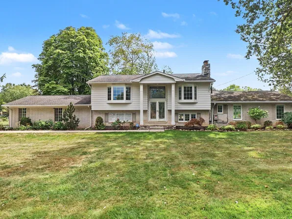 7436 Oak Bay Dr, White Lake, MI 48383