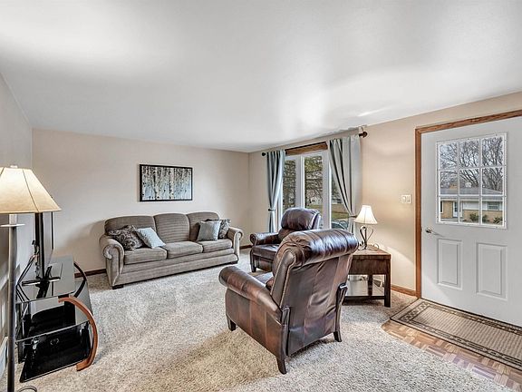 Living room w/bay window