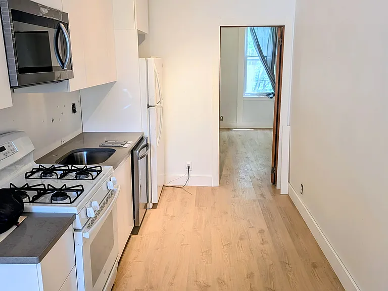 1861 Gates Ave #2R — Photo 3