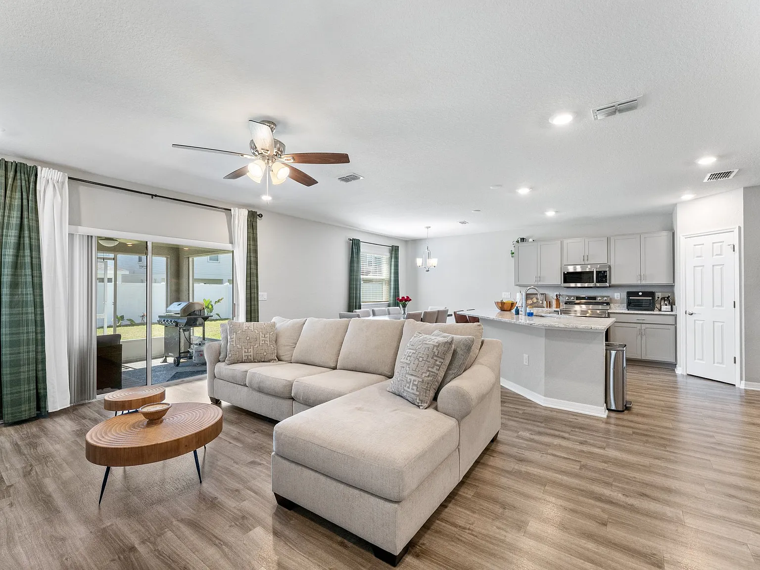 Spacious 4-Bedroom Home with Fenced Backyard in Riverview — Photo 2