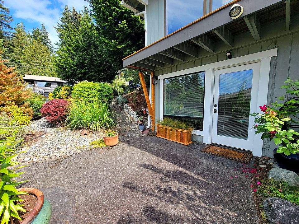 1st image of 997 NE Holm Ct