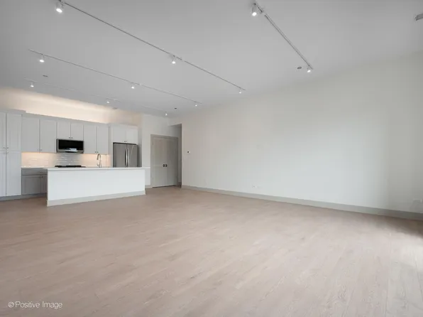3202 N Racine Ave #302, Chicago, IL 60657