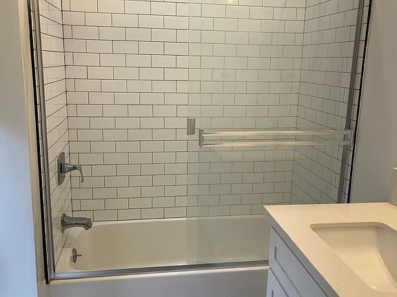 4th image of 646 S Barrington Ave
