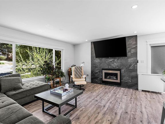 5th image of 619 Sandra Pl