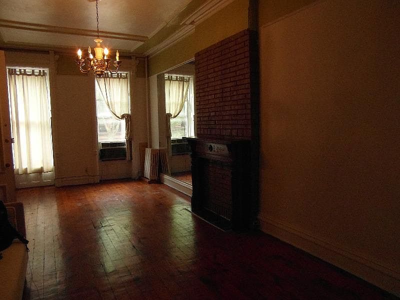 2nd image of 295 Jefferson Ave APT 1