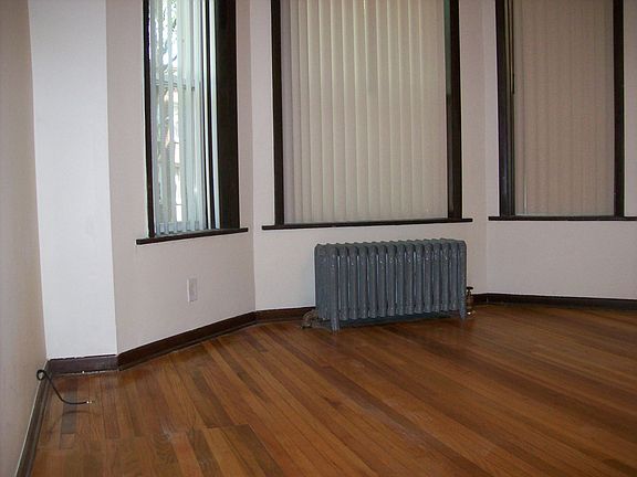 3rd image of 6338 N Lakewood Ave #1