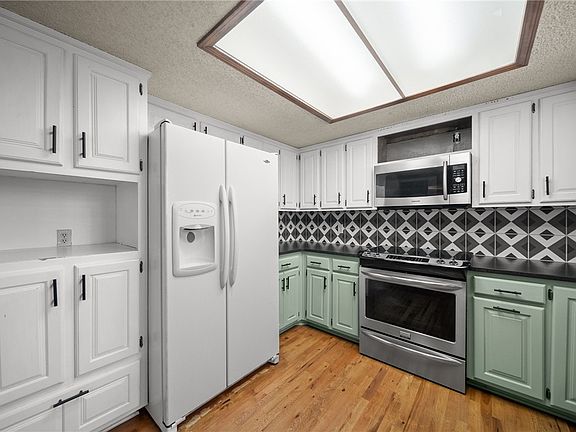 3rd image of 4 Fawley Ln