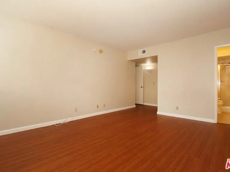 1262 S Barrington Ave #203 — Photo 17