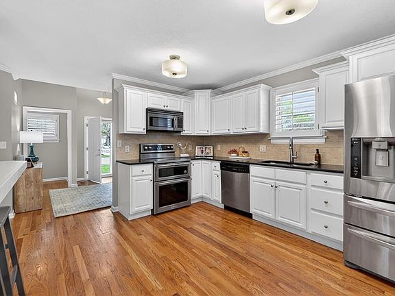 5th image of 121 E 80th St