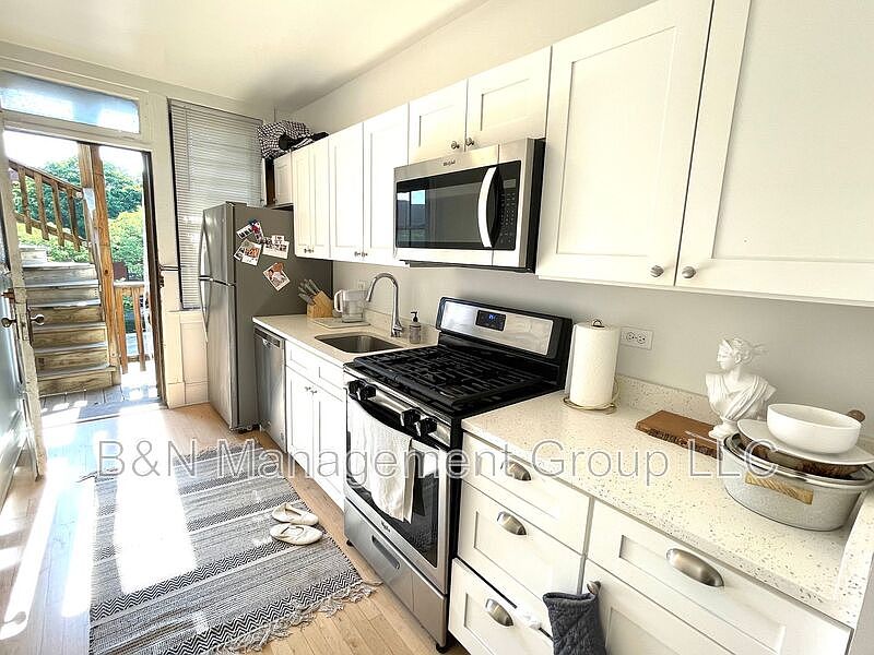 1st image of 912 W Oakdale Ave APT 3