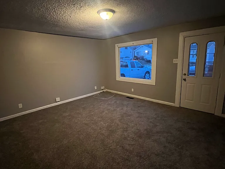 204 Flora Dr — Photo 4