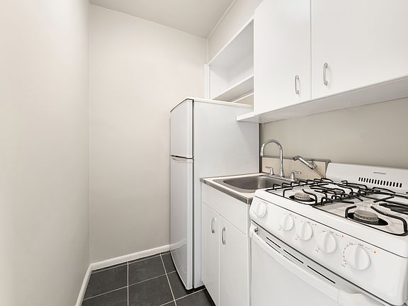 4th image of 32 Gramercy Park S APT 18B