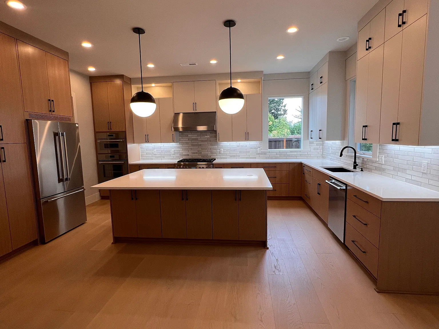 5 bed, 3558 sqft, $5,300 — Photo 3