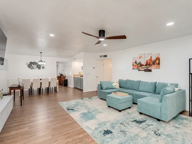 E Celeste Dr — Photo 5