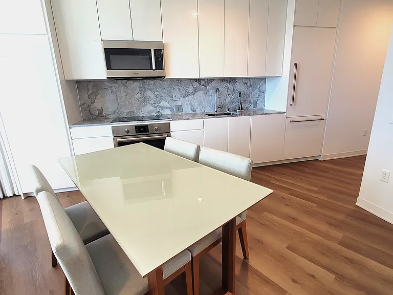 987 Queen St #2100 — Photo 3