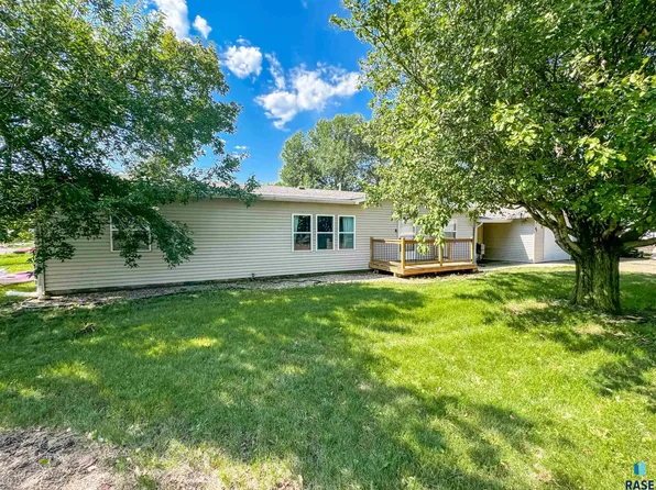 87 Dewey Ave, Parker, SD 57015