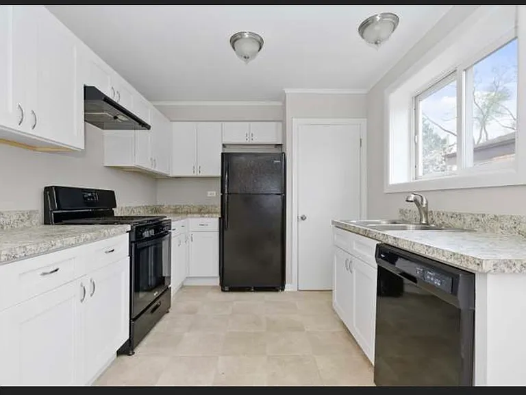 12821 S Racine Ave — Photo 7