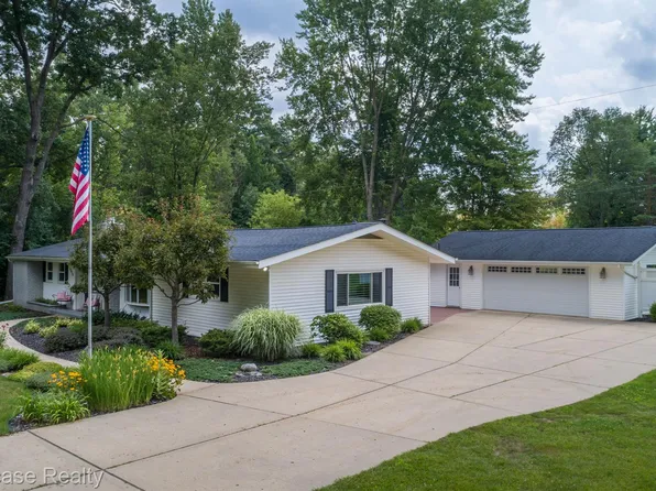 4850 Cedar Island Rd, White Lake, MI 48383