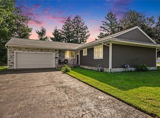 8 Hillview Dr, Rochester, NY 14622