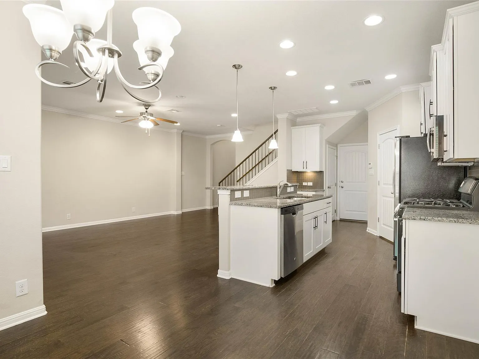 3 bed, 2.5 bath, 1700 sqft, $2,195 — Photo 3