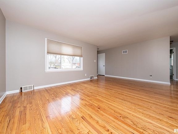4th image of 414 W Richwoods Blvd
