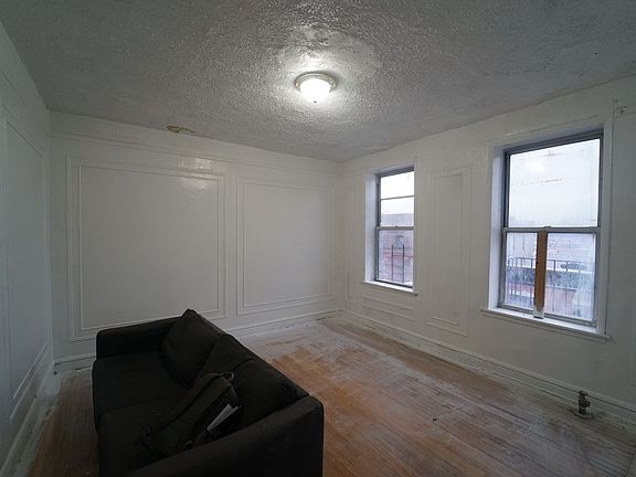 3rd image of 2326 Loring Pl N APT 6A