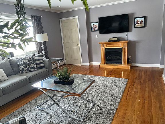 Living Room w gas fireplace