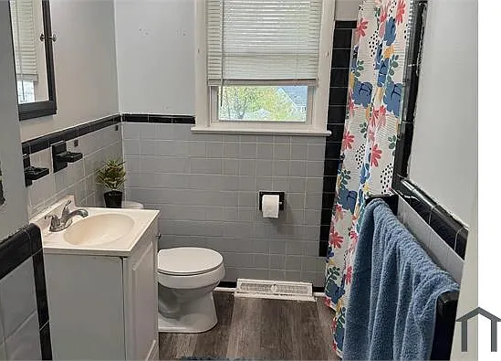 1439 Crawford Ave — Photo 3