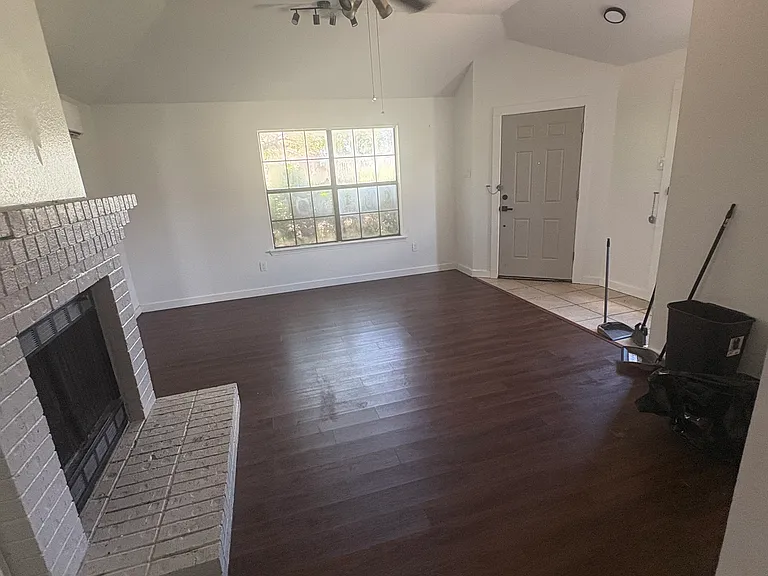1618 Windmill Ln — Photo 4