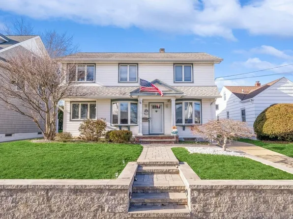 184 Meadowsweet Road, Mineola, NY 11501