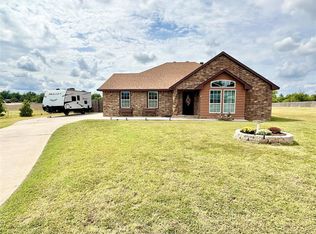 697 Woodland Dr, Midwest City, OK 73130