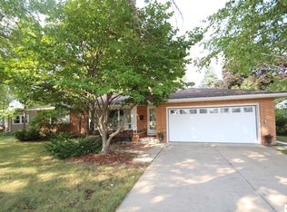 1738 Hillcrest Dr, Mason City, IA 50401