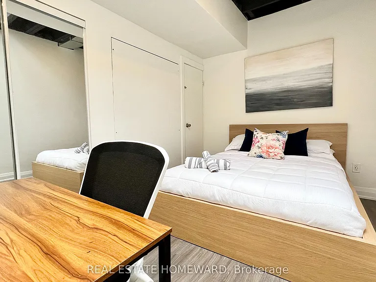 1233 Dundas St E — Photo 21