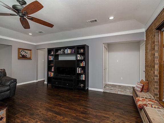 5th image of 2211 Oakwood Ln